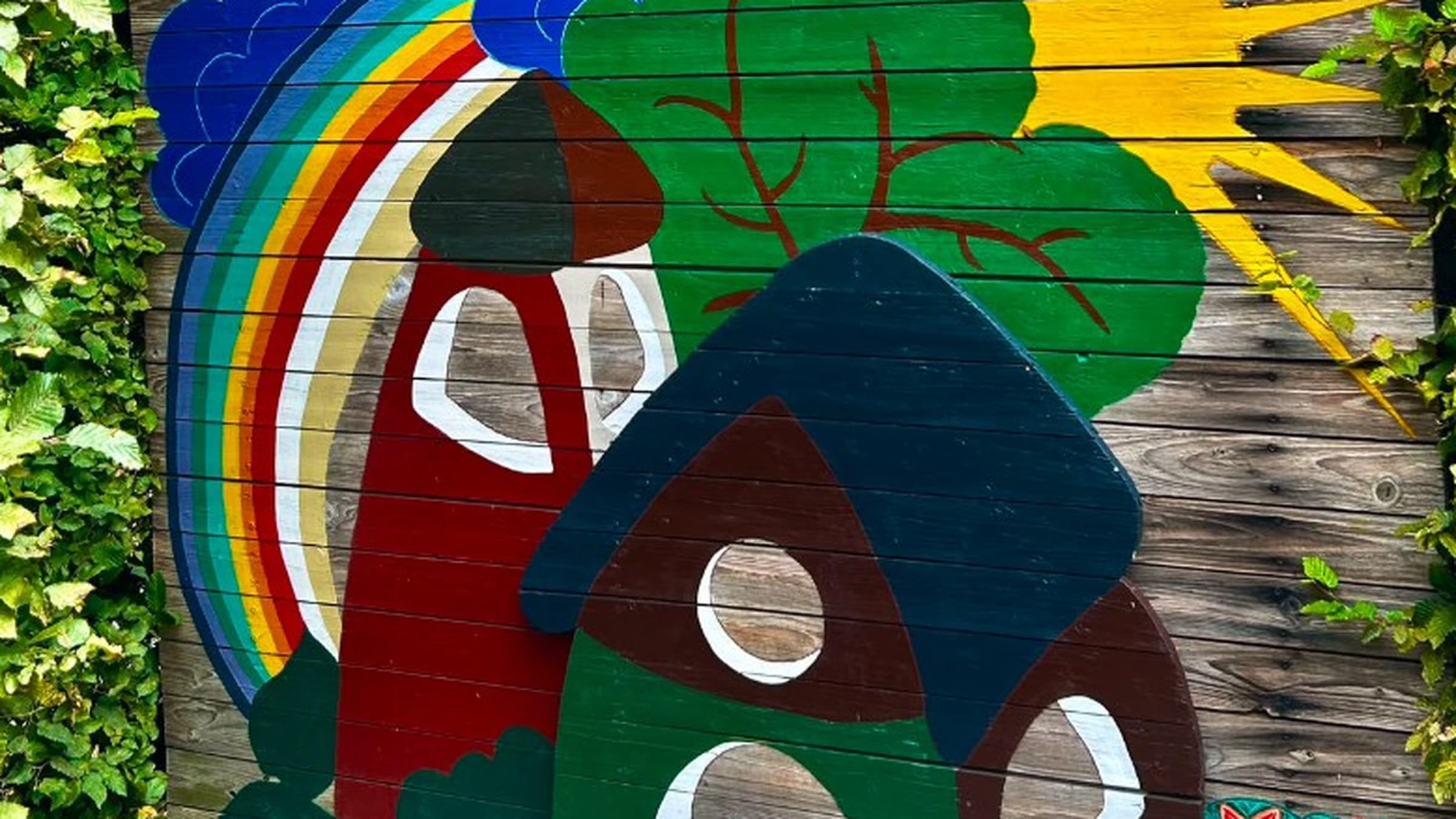 Wandbild mit Regenbogen und Häuschen – Kindergarten Regenbogen